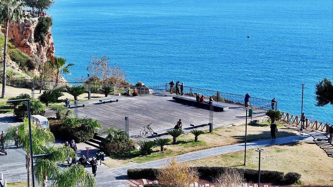 O kent iki mevsimi aynı anda yaşadı: Bir yanda kar, diğer yanda deniz keyfi! Dağ, tepe, sahil, deniz doldu taştı 12